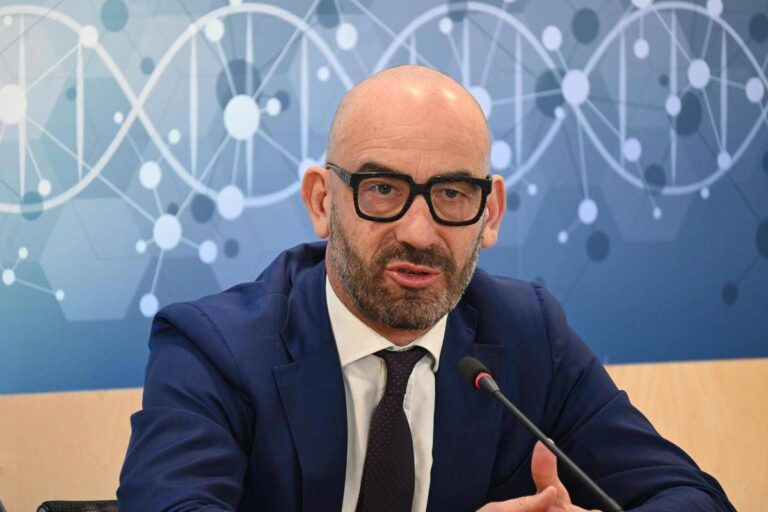 Influenza, Bassetti: “In ospedale 20enne con pericardite-miocardite, giovani vaccinatevi”
