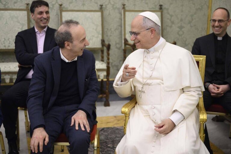 Benigni al Tg1, gaffe in diretta: “Ringrazio Papa Francesco…” – Il video