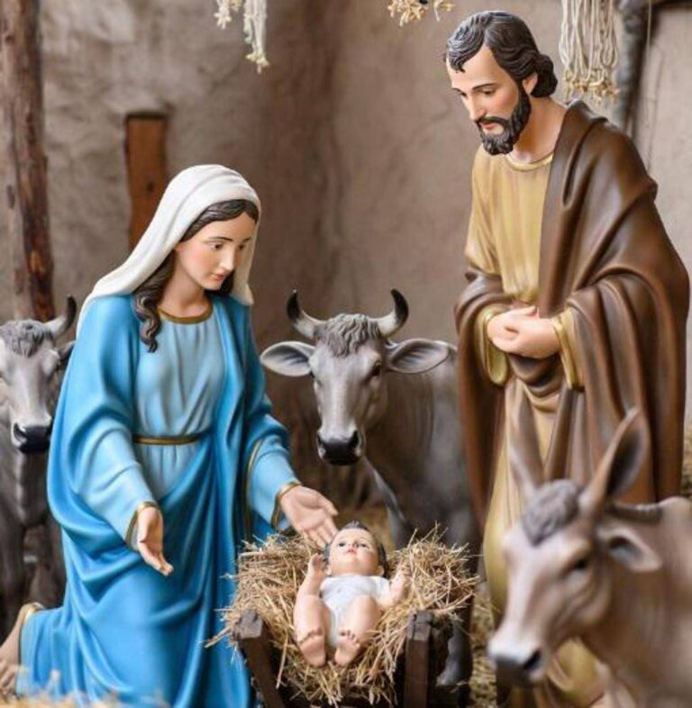 Si finge statua e si nasconde nel presepe, il sindaco scopre il latitante