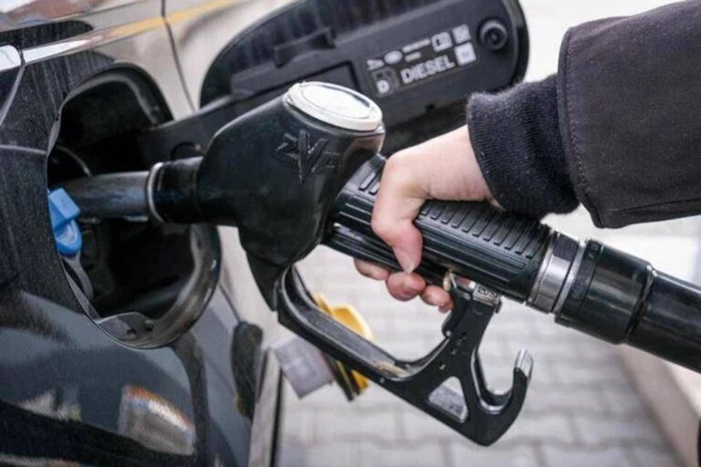 Caro carburante, prezzi benzina e diesel salgono ancora: senza taglio accisa gasolio a 2,4 euro
