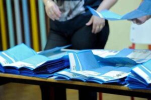 Sondaggio Emg, centrodestra al 44% e centrosinistra al 43,1%. In calo Vannacci