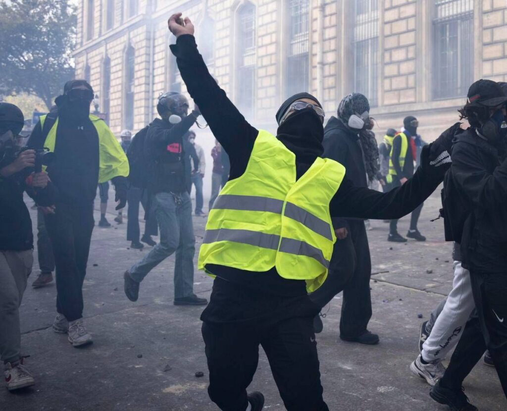 Francia, Gilet Gialli: “Domani in piazza, solo i regimi vietano le proteste”