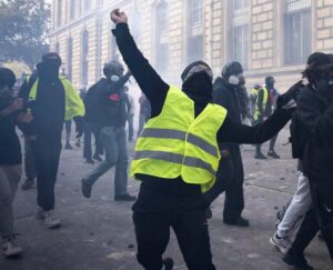Francia, Gilet Gialli: “Domani in piazza, solo i regimi vietano le proteste”