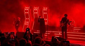 The Strokes, a Bologna anche ‘Bella ciao’ per una band che non vuole piacere a tutti i costi