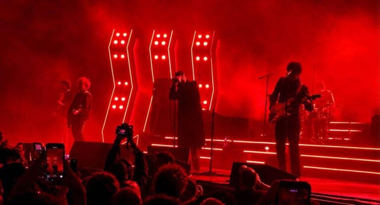 The Strokes, a Bologna anche ‘Bella ciao’ per una band che non vuole piacere a tutti i costi